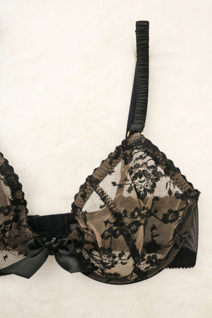 Bettie Bra, Gigi's House of frills